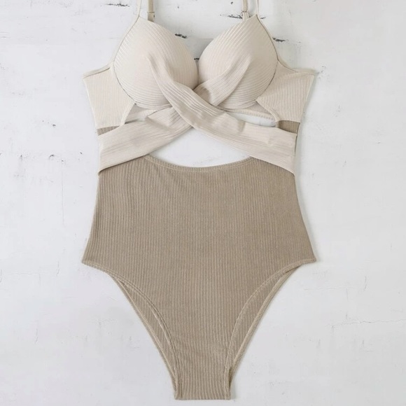 2/$40 ๐ธ๐ป Color Block Twist Push Up One Piece Swimsuit ๐ค - Picture 5 of 11